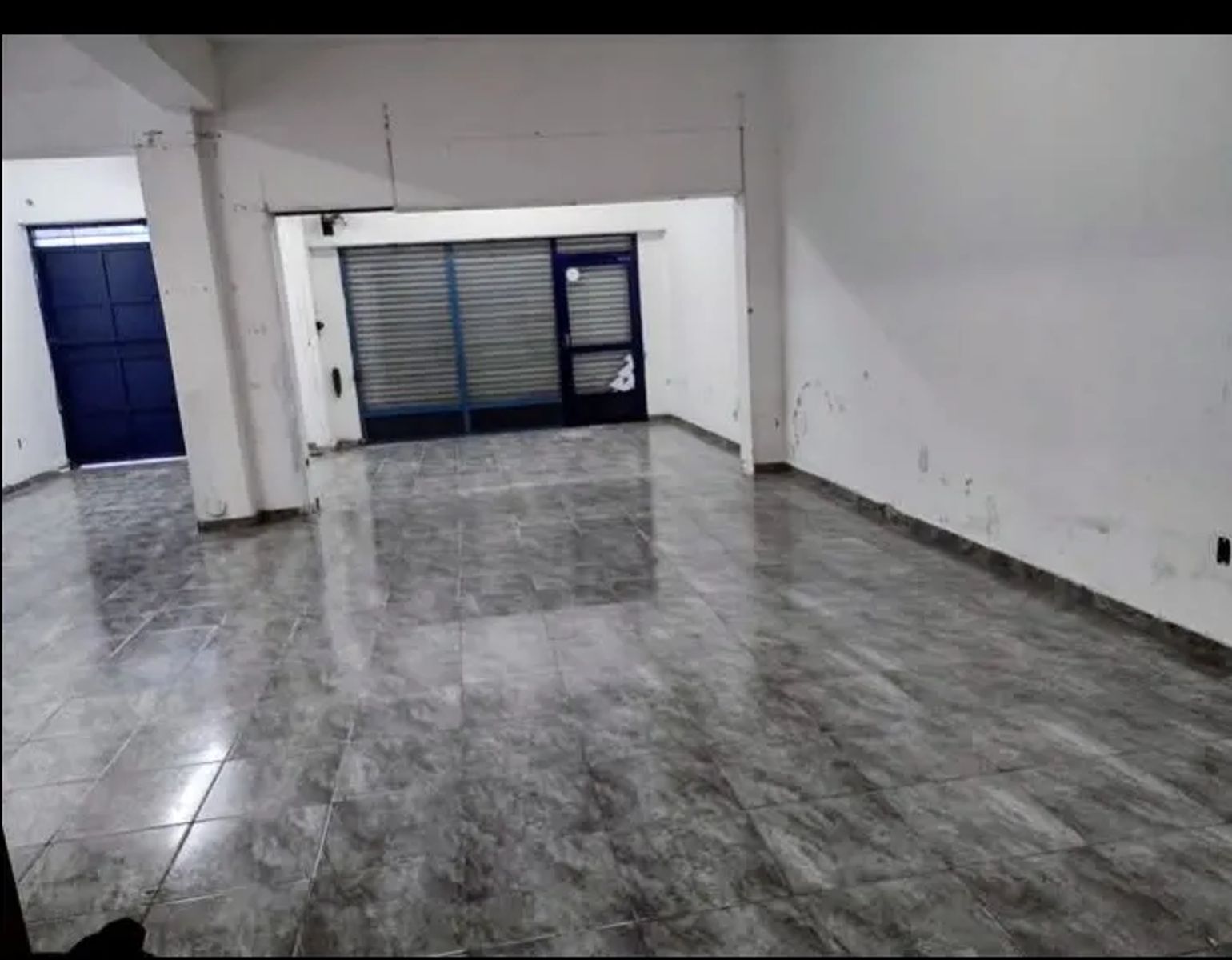 ALQUILER - AMPLIO LOCAL COMERCIAL SOBRE AVENIDA - 2 PLANTAS - 4