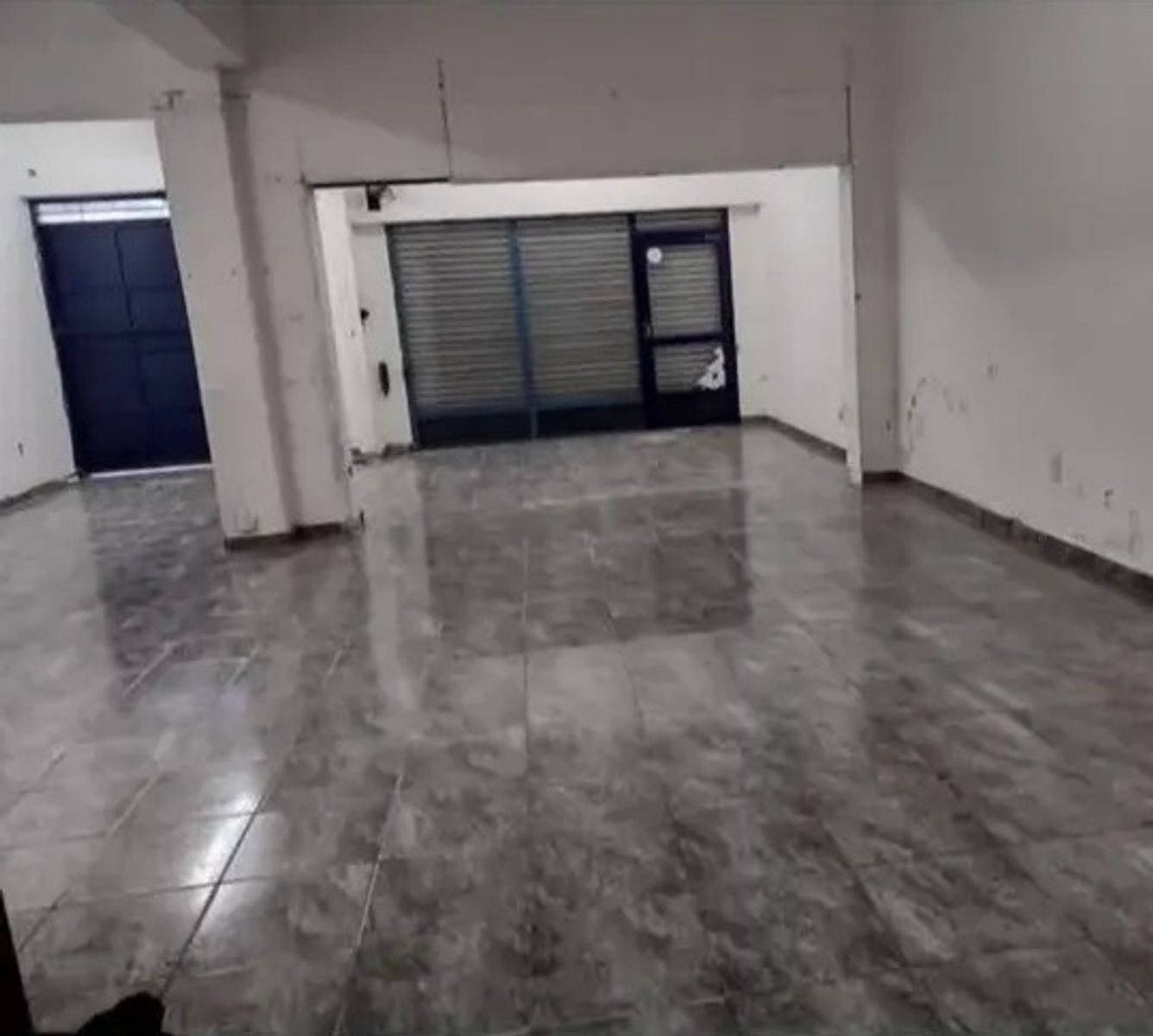 ALQUILER - AMPLIO LOCAL COMERCIAL SOBRE AVENIDA - 2 PLANTAS - 6