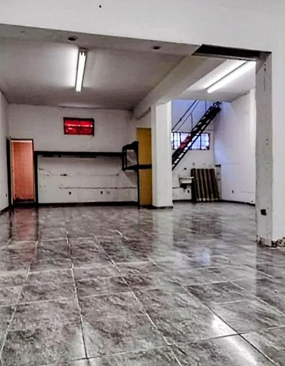 ALQUILER - AMPLIO LOCAL COMERCIAL SOBRE AVENIDA - 2 PLANTAS - 7