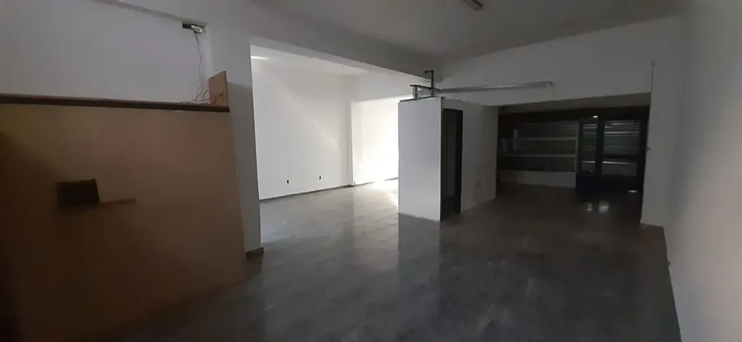 ALQUILER - AMPLIO LOCAL COMERCIAL SOBRE AVENIDA - 2 PLANTAS - 11