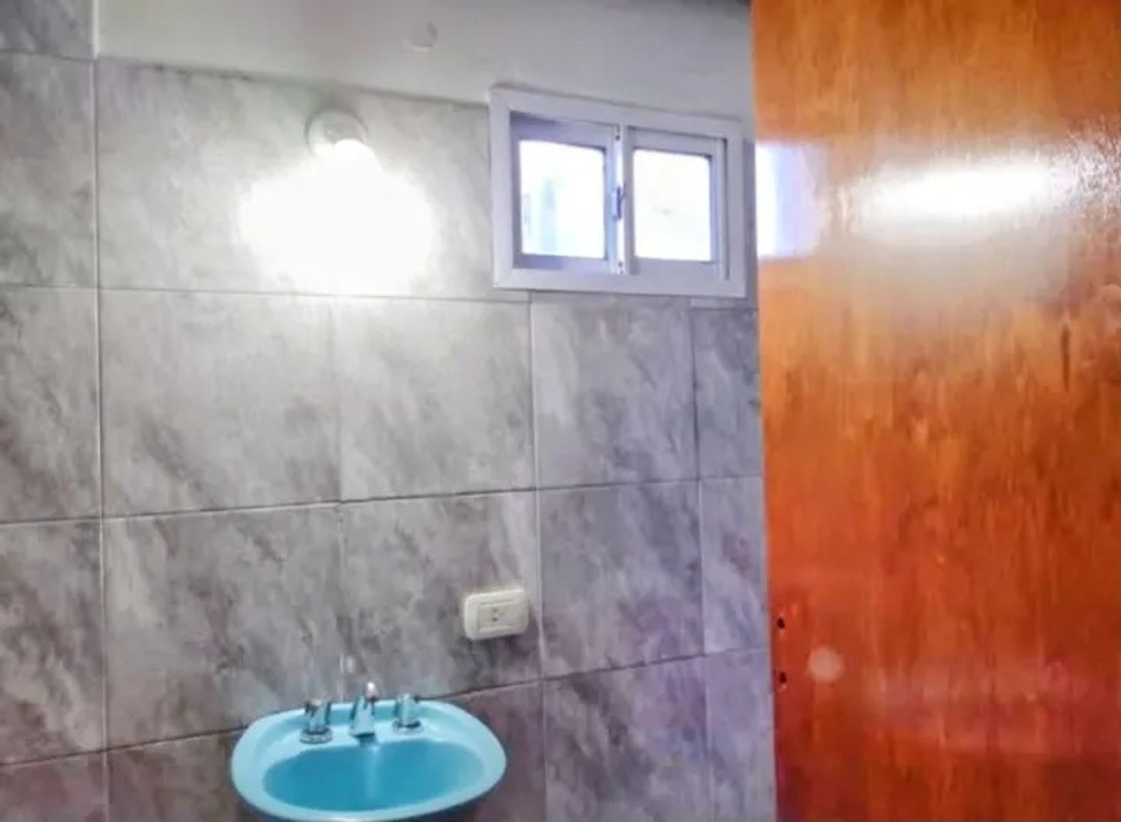 ALQUILER - AMPLIO LOCAL COMERCIAL SOBRE AVENIDA - 2 PLANTAS - 14