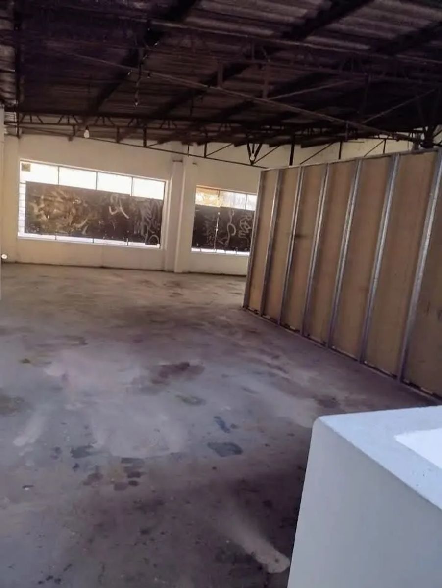 ALQUILER - AMPLIO LOCAL COMERCIAL SOBRE AVENIDA - 2 PLANTAS - 18