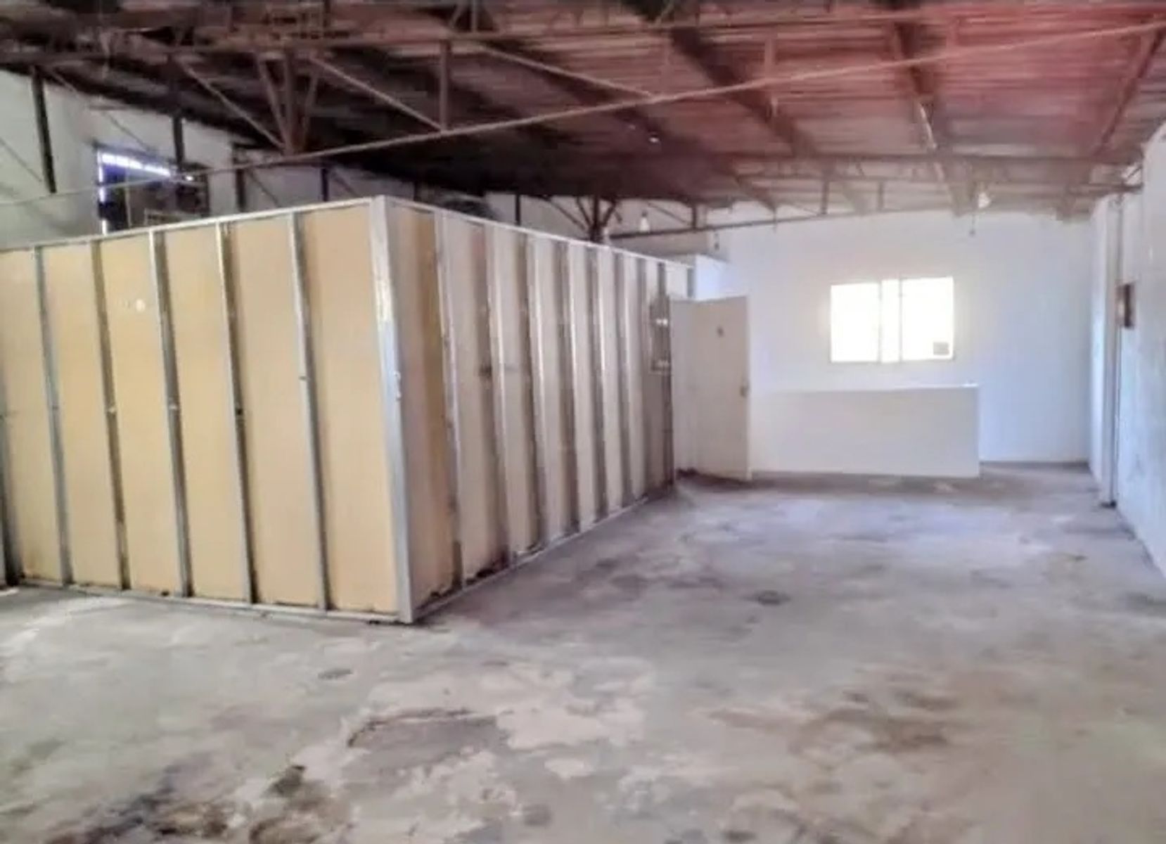 ALQUILER - AMPLIO LOCAL COMERCIAL SOBRE AVENIDA - 2 PLANTAS - 19