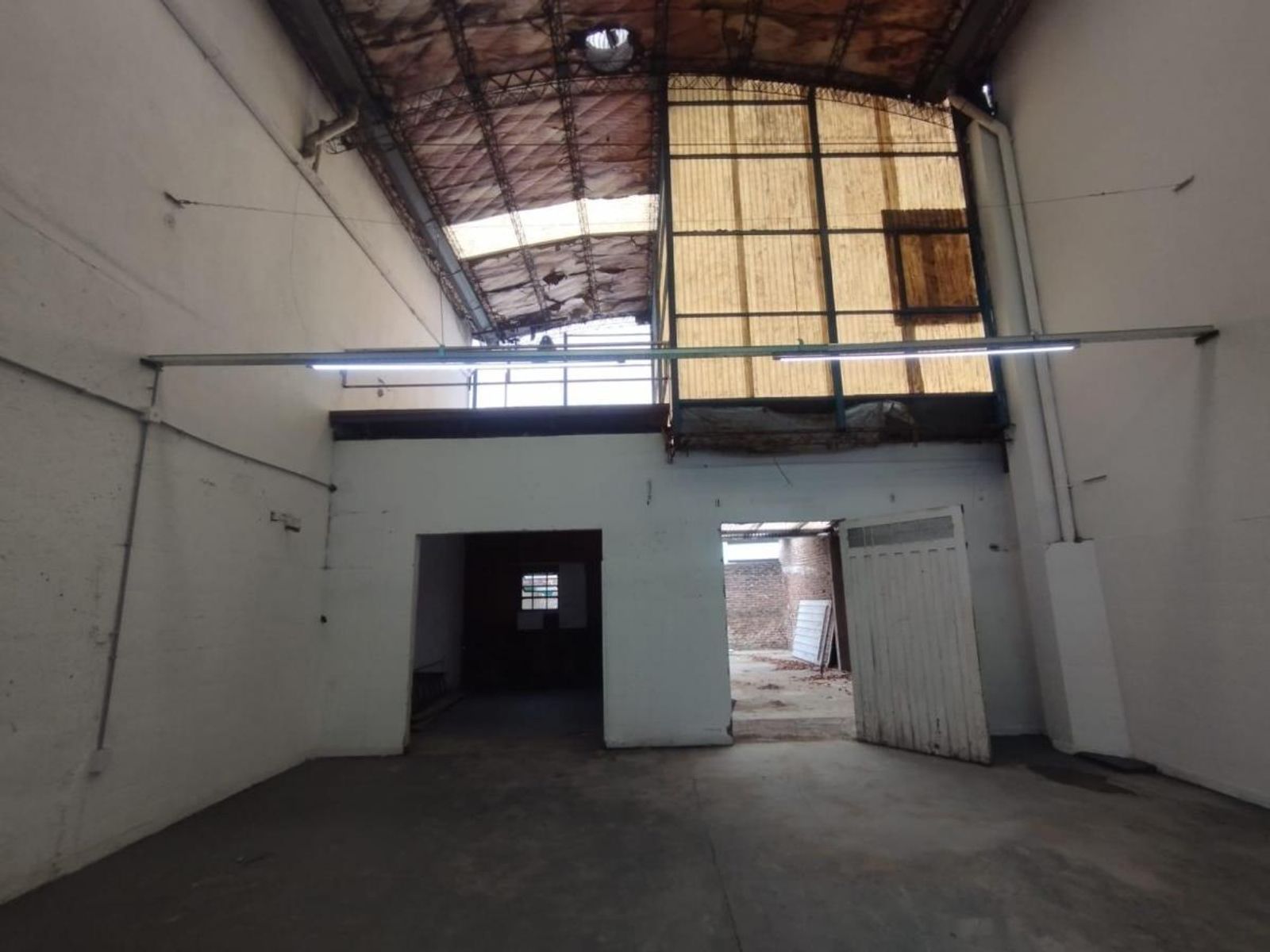 ALQUILER - LOCAL COMERCIAL DE GRANDES DIMENSIONES - REFACCIONADO A NUEVO - 16