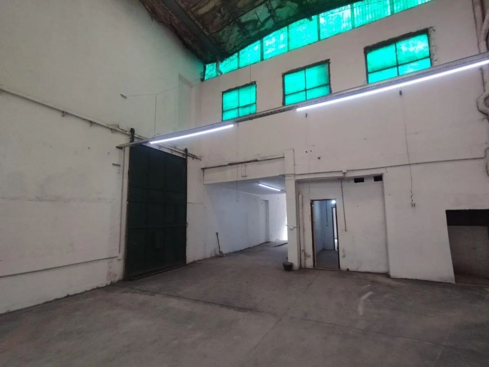 ALQUILER - LOCAL COMERCIAL DE GRANDES DIMENSIONES - REFACCIONADO A NUEVO - 18