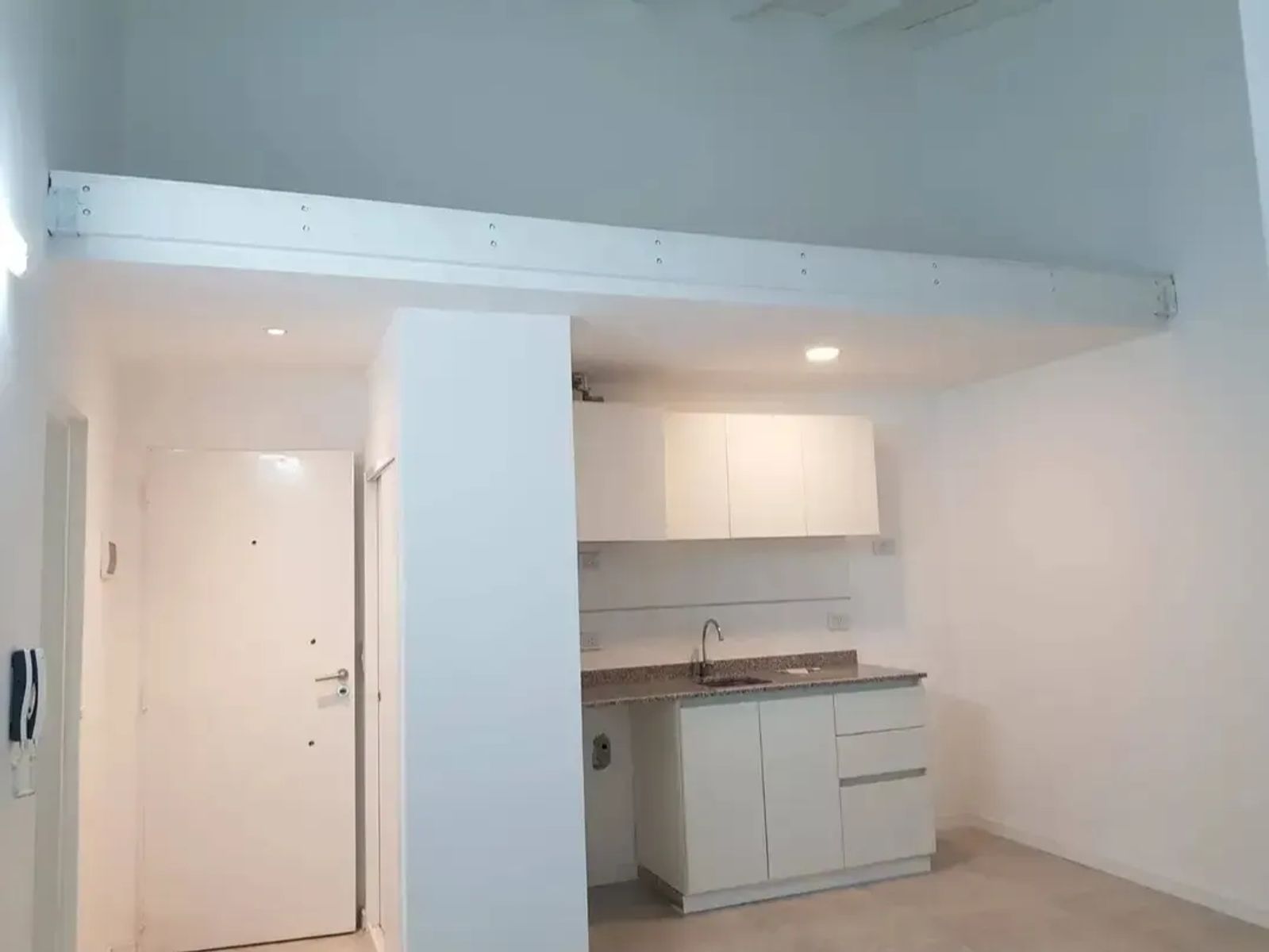 ALQUILER - MONOAMBIENTE EN PRIMER PISO - IMPECABLE ESTADO - 2