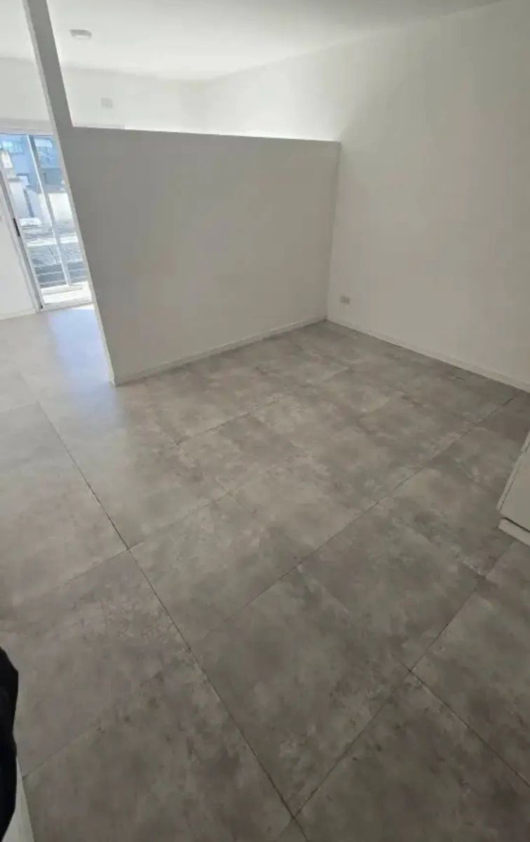 ALQUILER - MONOAMBIENTE EN PRIMER PISO - IMPECABLE ESTADO - 5