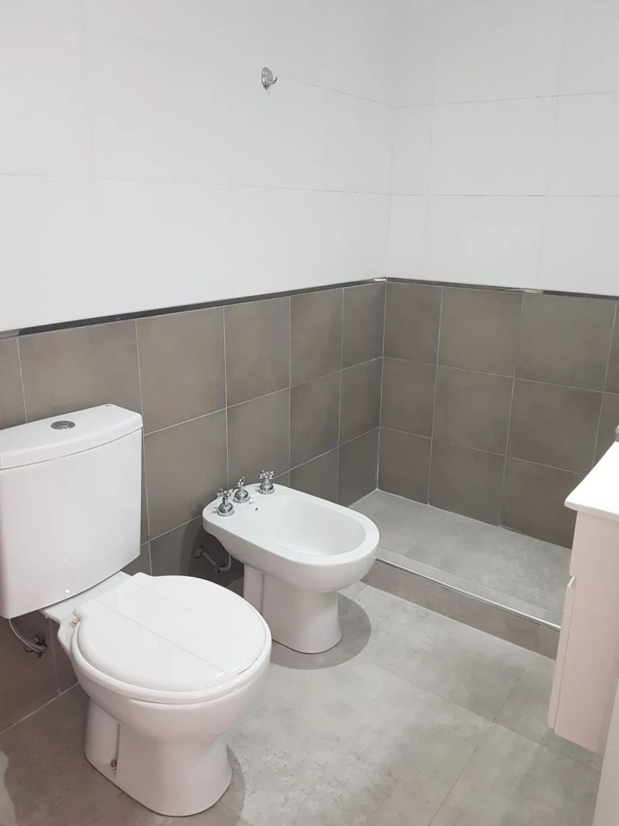 ALQUILER - MONOAMBIENTE EN PRIMER PISO - IMPECABLE ESTADO - 7