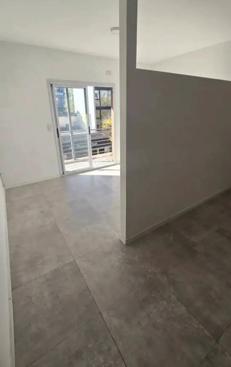ALQUILER - MONOAMBIENTE EN PRIMER PISO - IMPECABLE ESTADO - 9