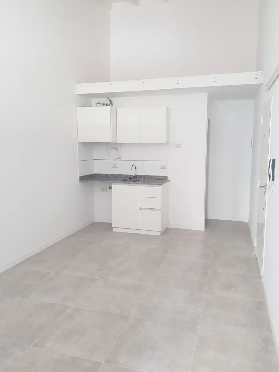 ALQUILER - MONOAMBIENTE EN PRIMER PISO - IMPECABLE ESTADO - 10