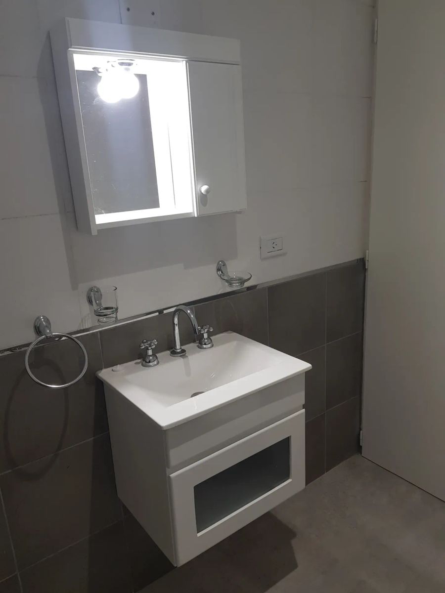 ALQUILER - MONOAMBIENTE EN PRIMER PISO - IMPECABLE ESTADO - 12