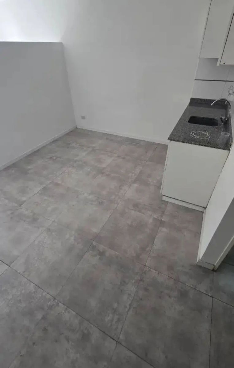 ALQUILER - MONOAMBIENTE EN PRIMER PISO - IMPECABLE ESTADO - 18