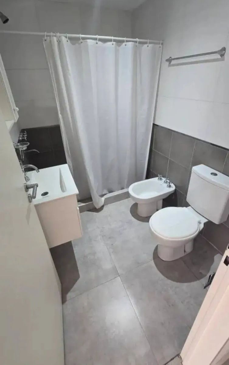 ALQUILER - MONOAMBIENTE EN PRIMER PISO - IMPECABLE ESTADO - 19