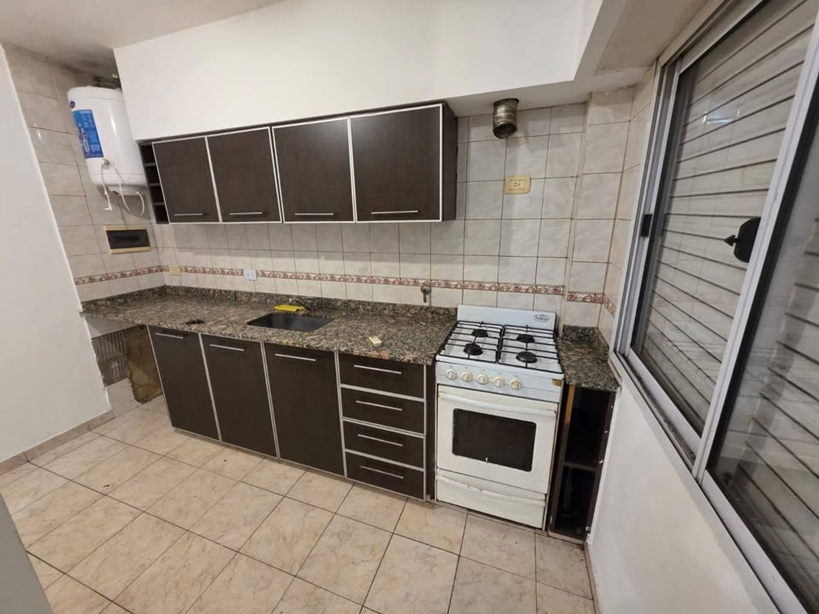 ALQUILER - DEPARTAMENTO 2 AMBIENTES AL FRENTE - SEMIPISO - 6