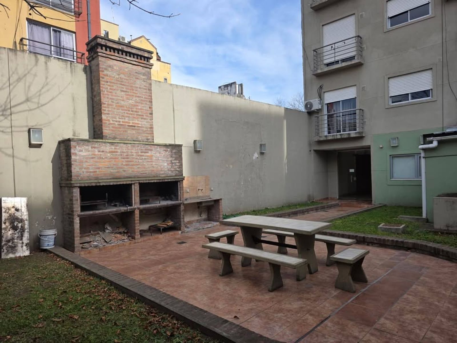 ALQUILER - DEPARTAMENTO 2 AMBIENTES AL FRENTE - SEMIPISO - 15