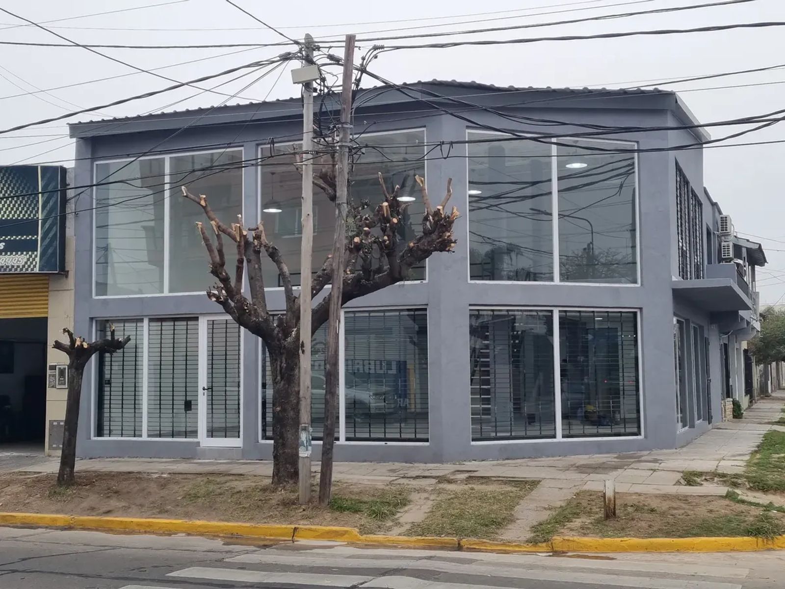 ALQUILER - EXCELENTE LOCAL COMERCIAL EN ESQUINA A ESTRENAR - DOS PLANTAS - 3