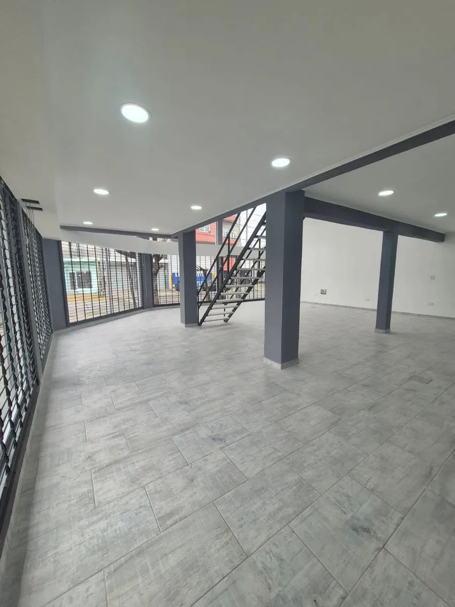 ALQUILER - EXCELENTE LOCAL COMERCIAL EN ESQUINA A ESTRENAR - DOS PLANTAS - 4