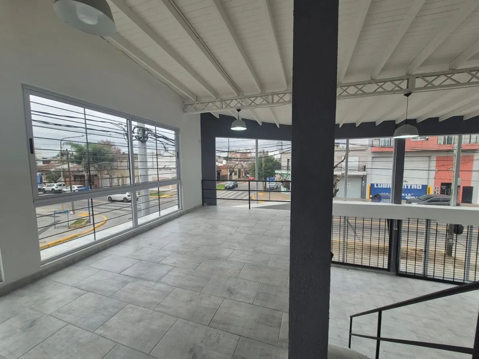 ALQUILER - EXCELENTE LOCAL COMERCIAL EN ESQUINA A ESTRENAR - DOS PLANTAS - 11