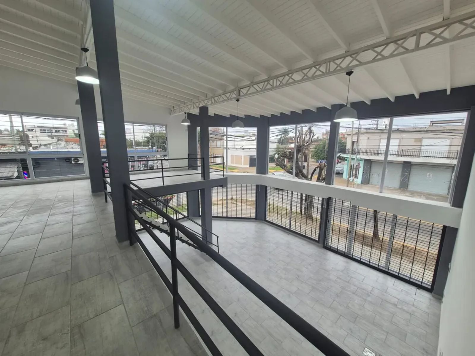 ALQUILER - EXCELENTE LOCAL COMERCIAL EN ESQUINA A ESTRENAR - DOS PLANTAS - 13