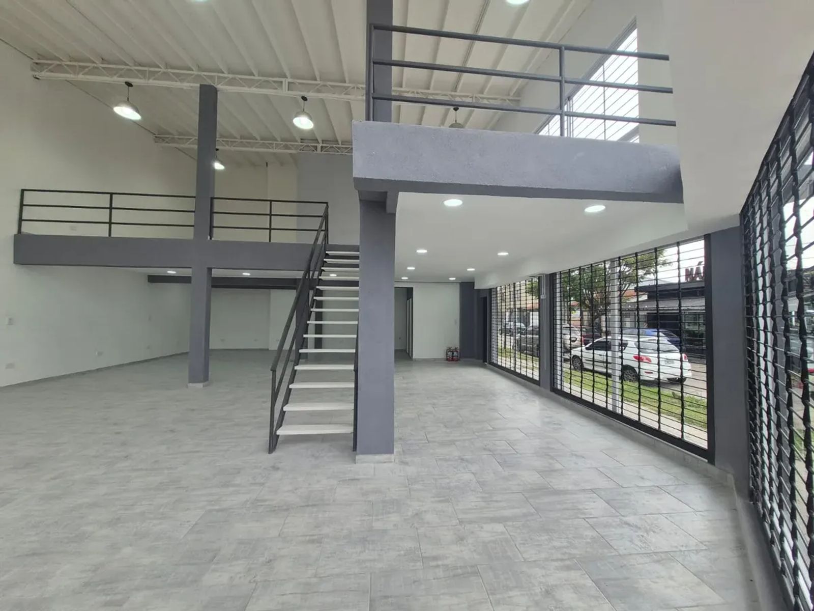 ALQUILER - EXCELENTE LOCAL COMERCIAL EN ESQUINA A ESTRENAR - DOS PLANTAS - 17