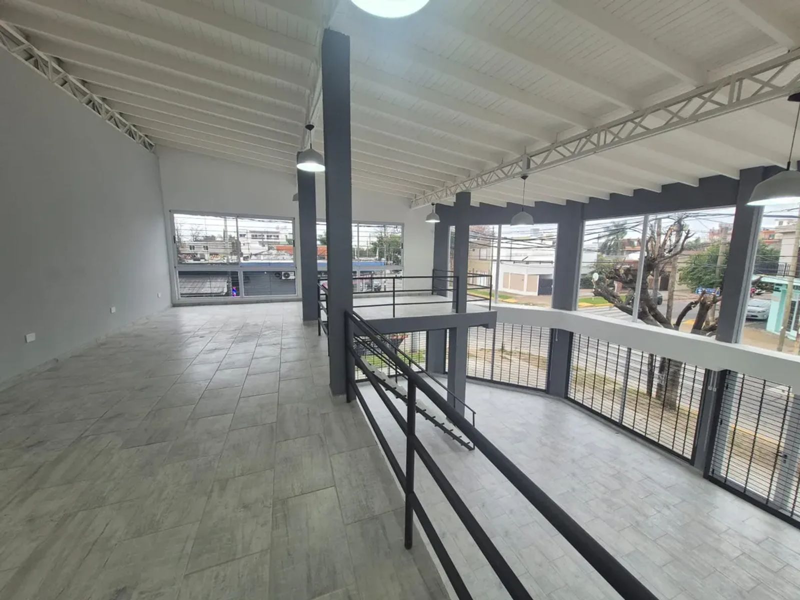 ALQUILER - EXCELENTE LOCAL COMERCIAL EN ESQUINA A ESTRENAR - DOS PLANTAS - 21