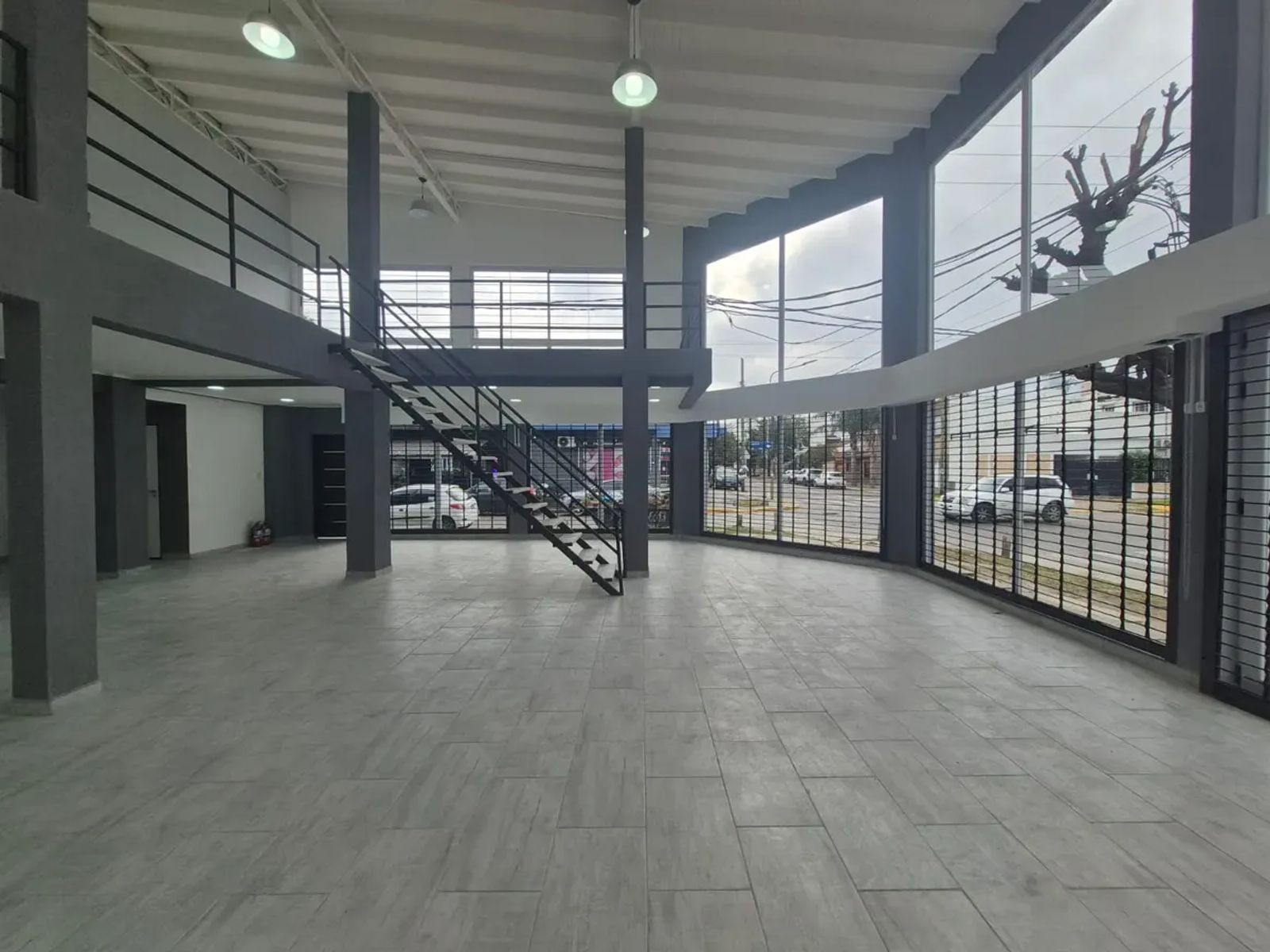 ALQUILER - EXCELENTE LOCAL COMERCIAL EN ESQUINA A ESTRENAR - DOS PLANTAS - 22