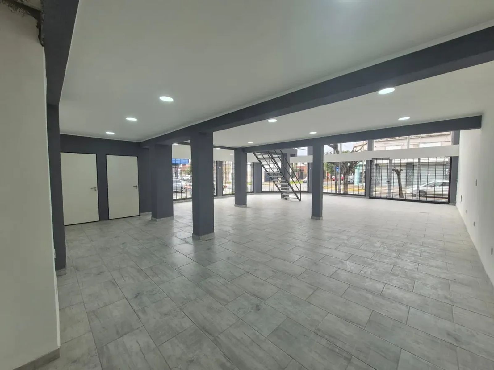 ALQUILER - EXCELENTE LOCAL COMERCIAL EN ESQUINA A ESTRENAR - DOS PLANTAS - 23
