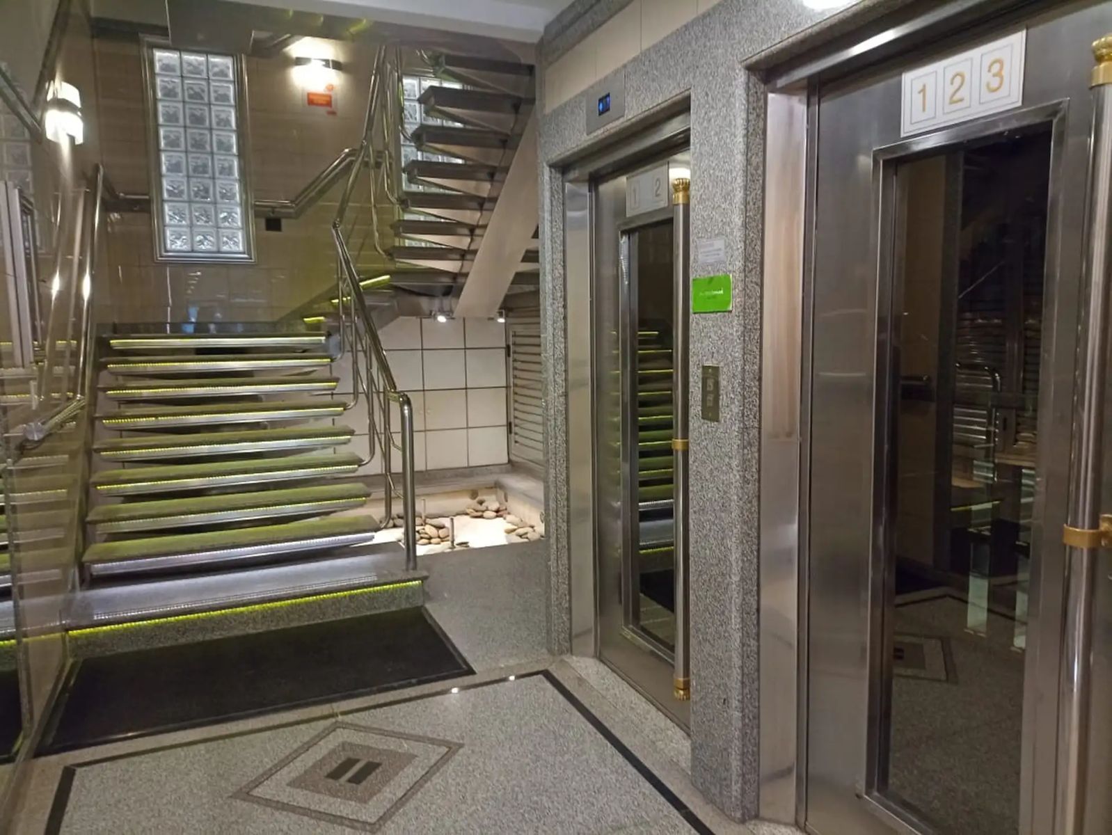Alquiler - Salon 288 m². - Excelente - 3°p. - C/ascensor - Moron Centro - 2