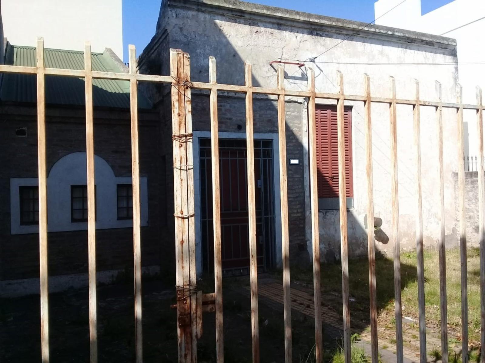 Casa 2-3 amb. con entrada de auto
