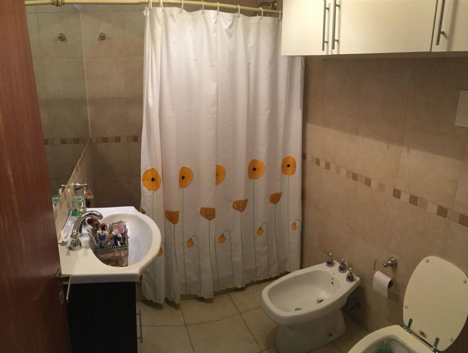 CASA 2 PLANTAS. 3 DORMITORIOS. JARDÍN, QUINCHO. COCHERA. BARRIO PARQUE. — foto 7