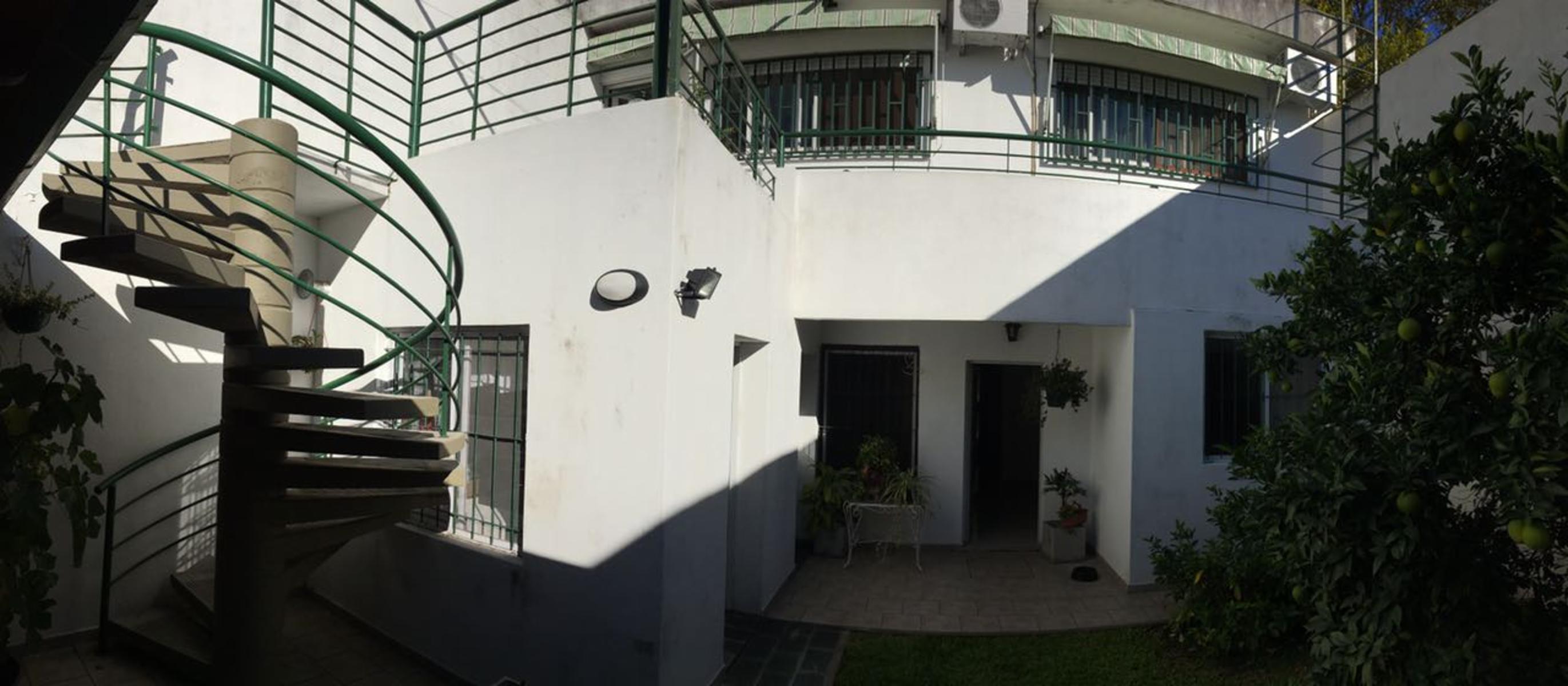 CASA 2 PLANTAS. 3 DORMITORIOS. JARDÍN, QUINCHO. COCHERA. BARRIO PARQUE. — foto 13