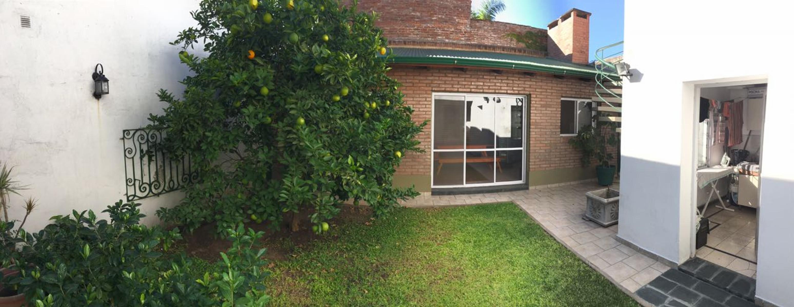 CASA 2 PLANTAS. 3 DORMITORIOS. JARDÍN, QUINCHO. COCHERA. BARRIO PARQUE. — foto 15