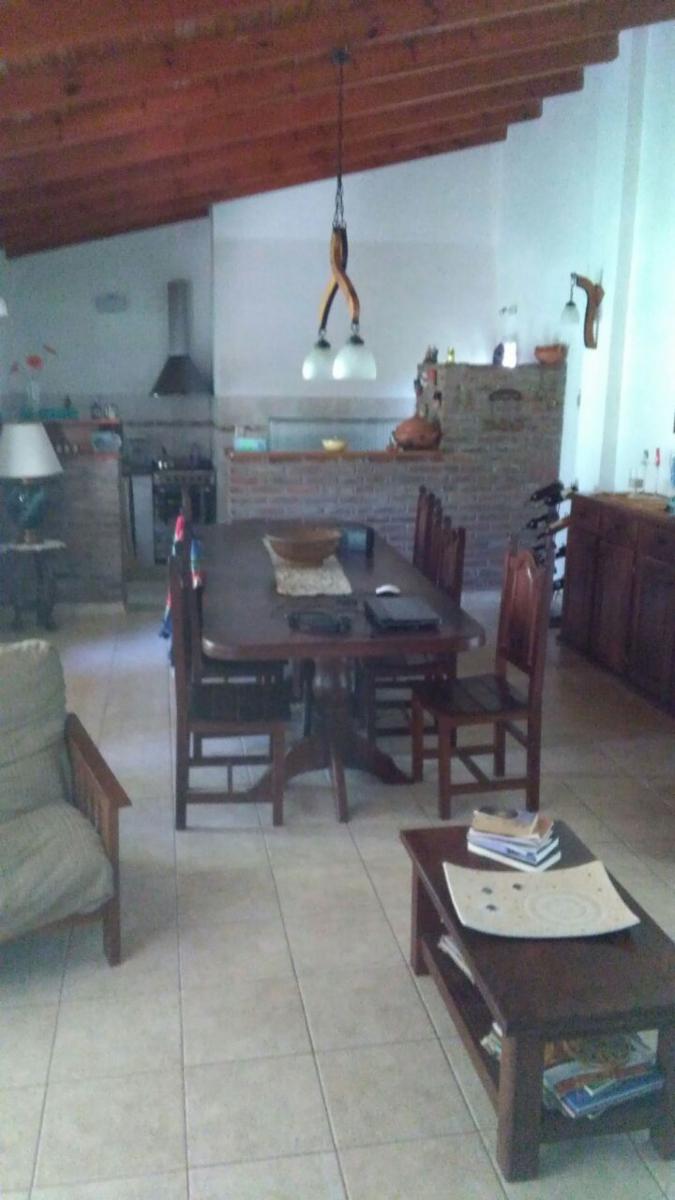 CASA 1 DORMITORIO. JARDÍN. PSICINA. GALERÍA. COCHERA. EXCELENTE ENTORNO. — foto 4