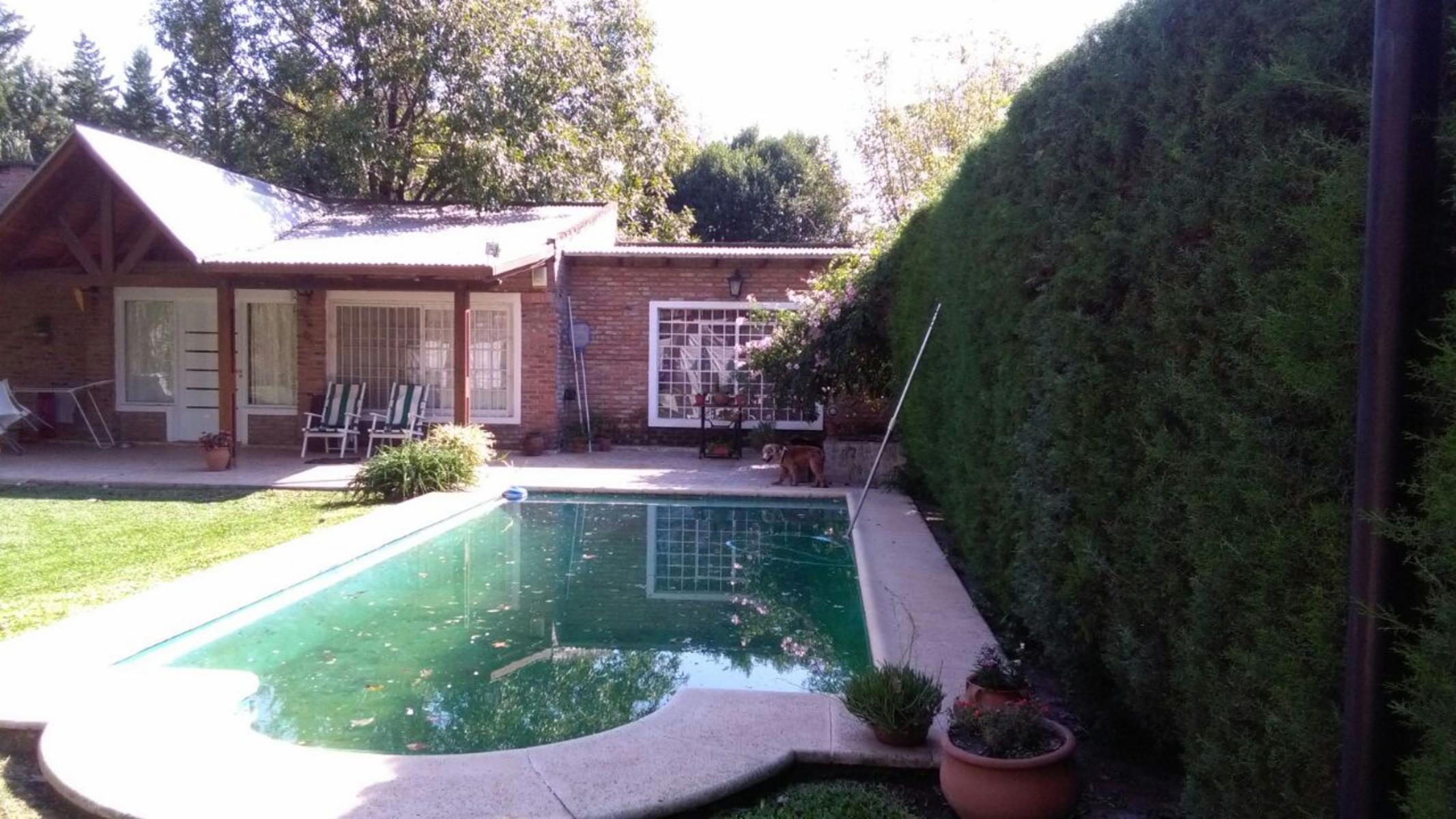 CASA 1 DORMITORIO. JARDÍN. PSICINA. GALERÍA. COCHERA. EXCELENTE ENTORNO. — foto 10