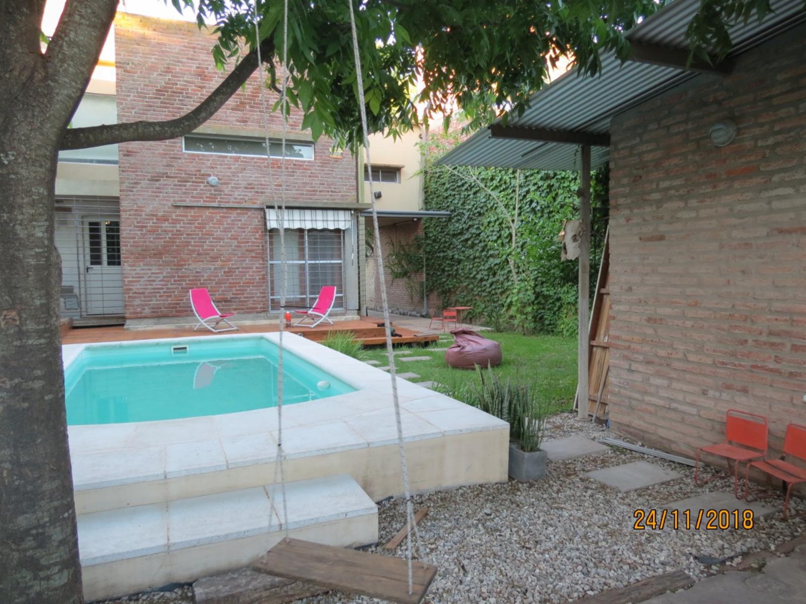 EXCELENTE CASA EN FUNES. 2 DORMITORIOS. PISCINA. QUINCHO. COCHERA. — foto 10