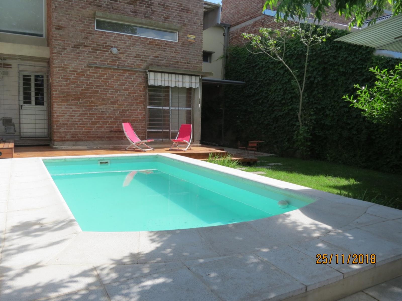 EXCELENTE CASA EN FUNES. 2 DORMITORIOS. PISCINA. QUINCHO. COCHERA. — foto 11