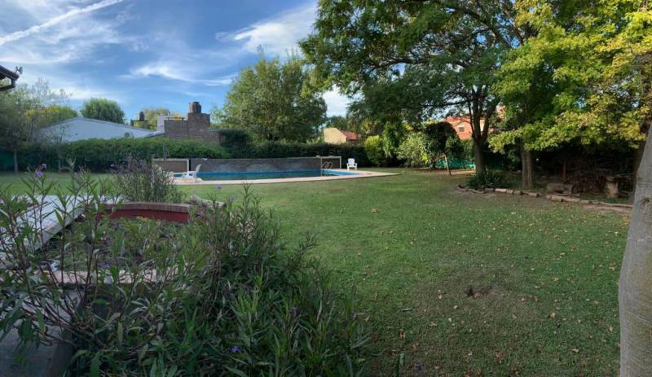 CASA 3 DORMITORIOS. PARQUE Y PISCINA. TERRENO 1575M2. FUNES. — foto 2