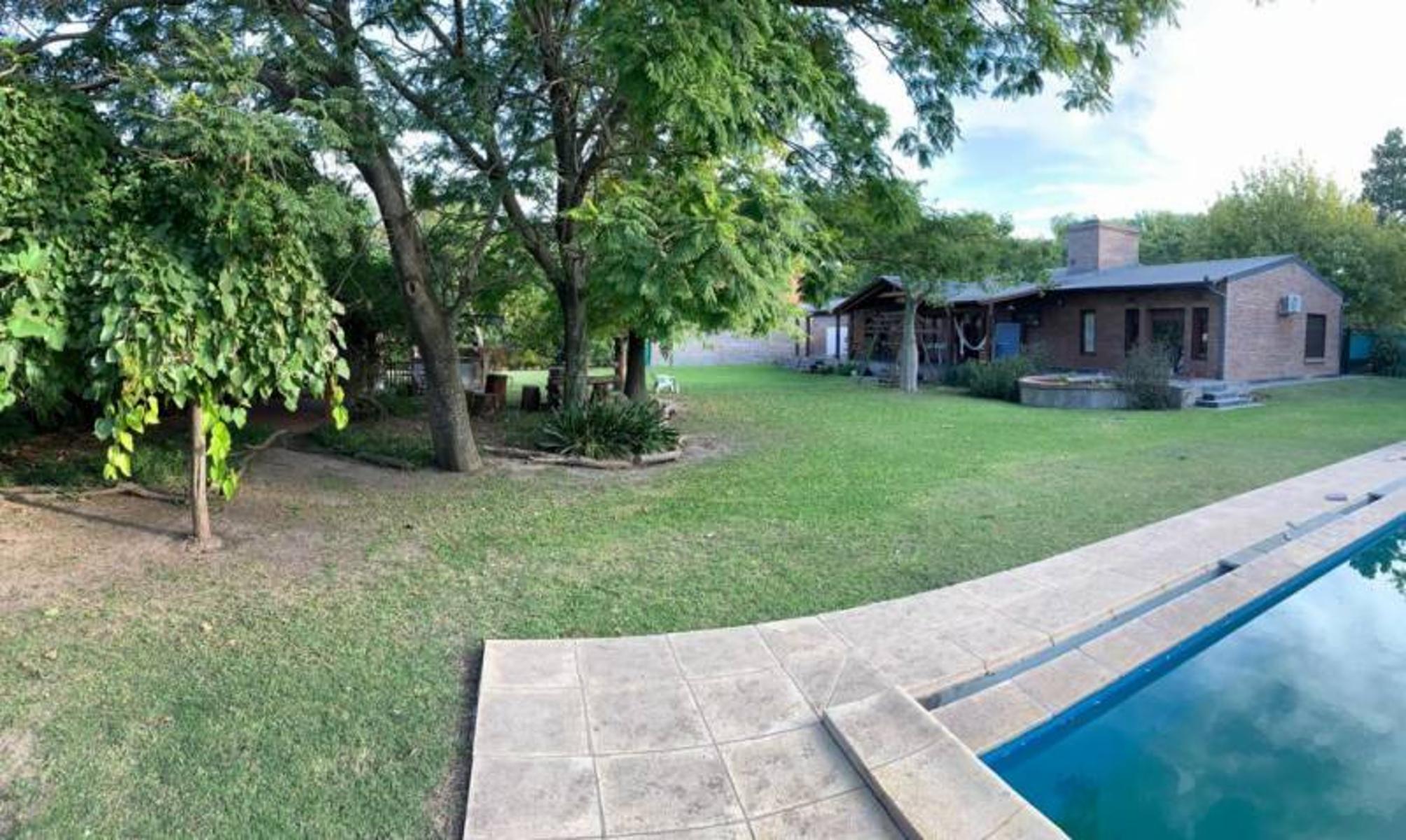 CASA 3 DORMITORIOS. PARQUE Y PISCINA. TERRENO 1575M2. FUNES. — foto 3