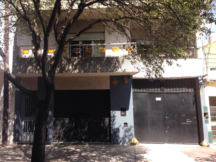 CASA DE PLANTA ALTA Y GALPON CON LOCAL A LA CALLE