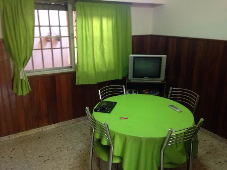 CASA DE PLANTA ALTA Y GALPON CON LOCAL A LA CALLE — foto 4