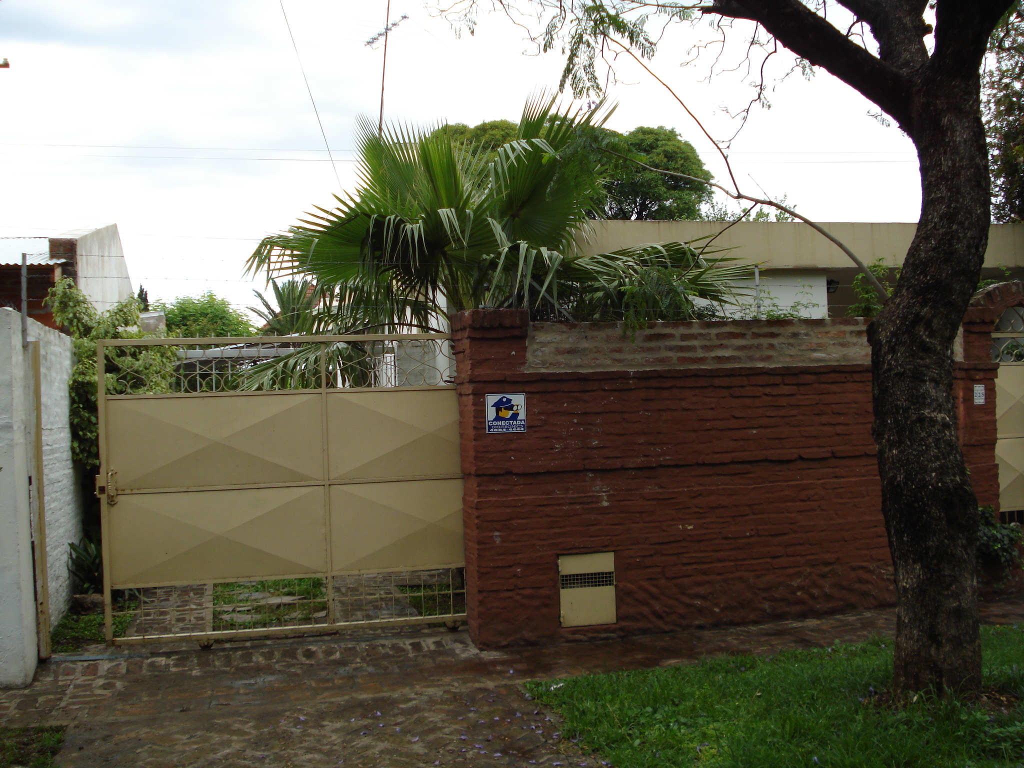 Venta de confortable casa, con monoambiente en mismo terreno y entrada para vehículos