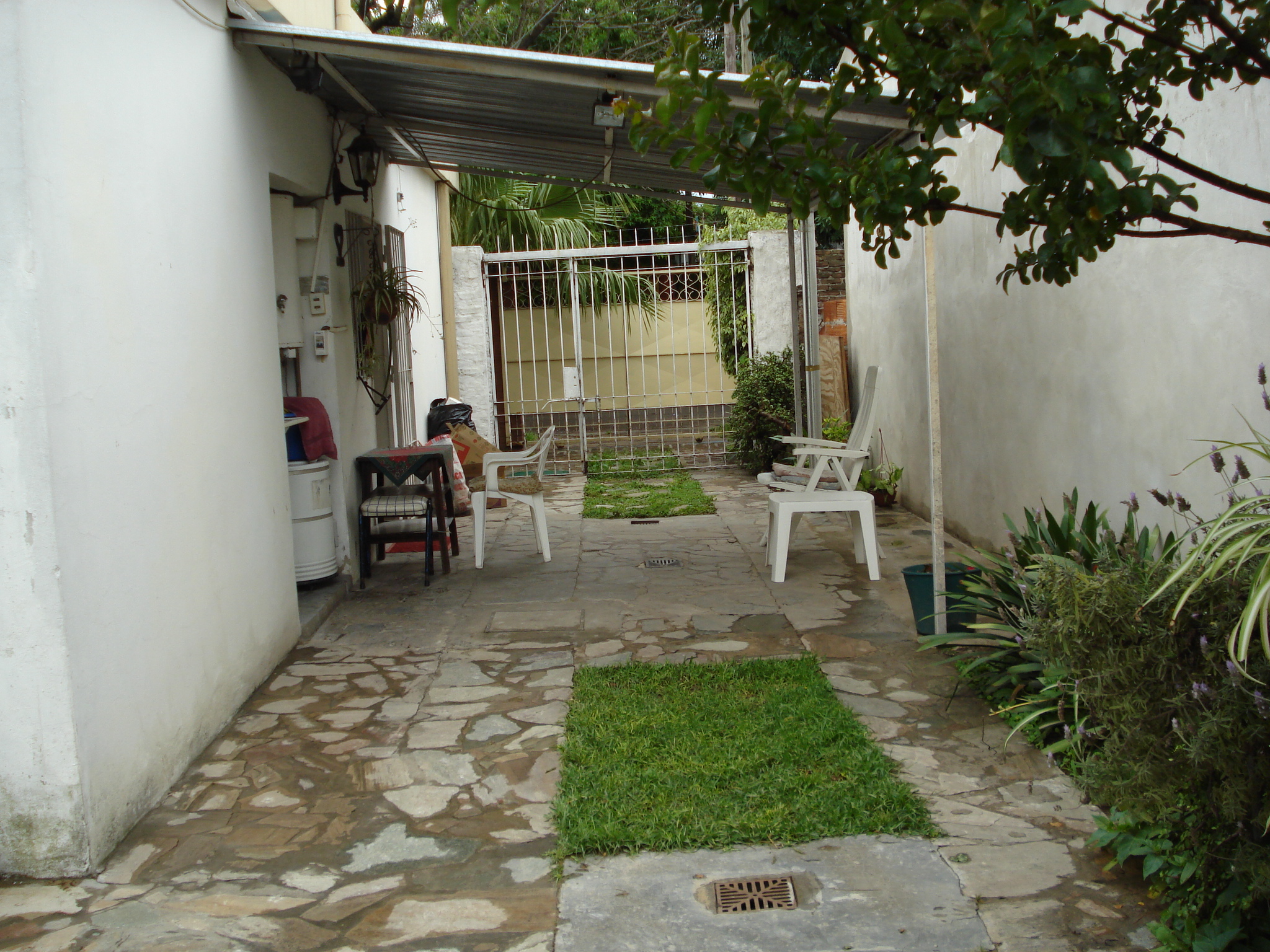 Venta de confortable casa, con monoambiente en mismo terreno y entrada para vehículos — foto 2