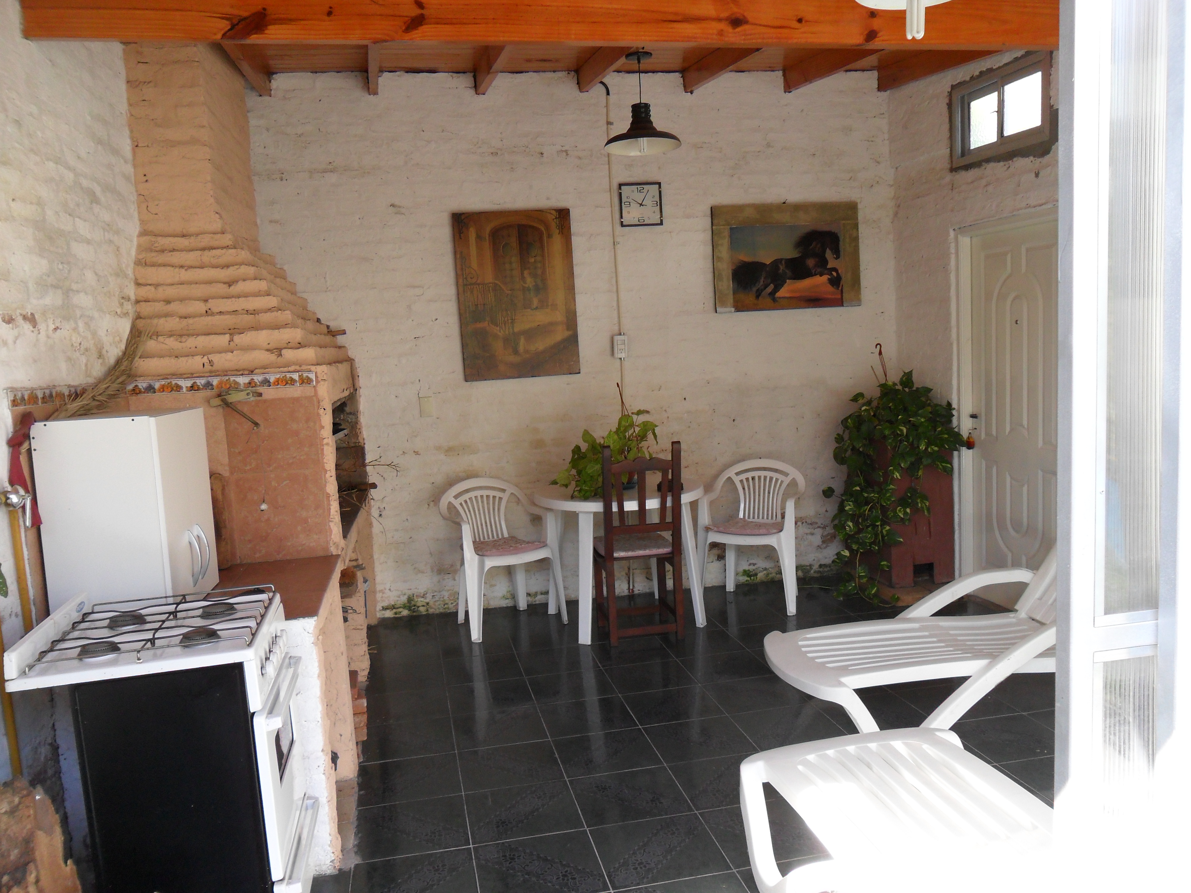Venta de confortable casa, con monoambiente en mismo terreno y entrada para vehículos — foto 3