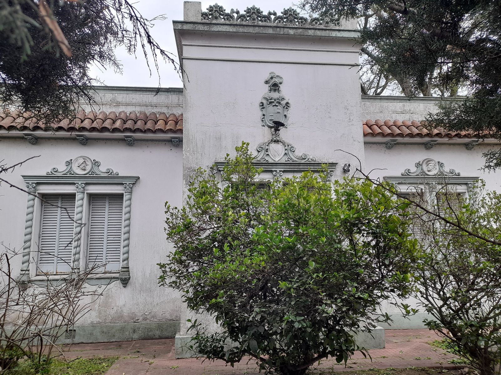 Majestuosa casa, en el corazón de Bella Vista (SobreSenadorMorón)enunazona exclusiva y de alta plusvalía, Asentada en unterrenode18x83mts.de los que quedan pocos en la zona. - 1