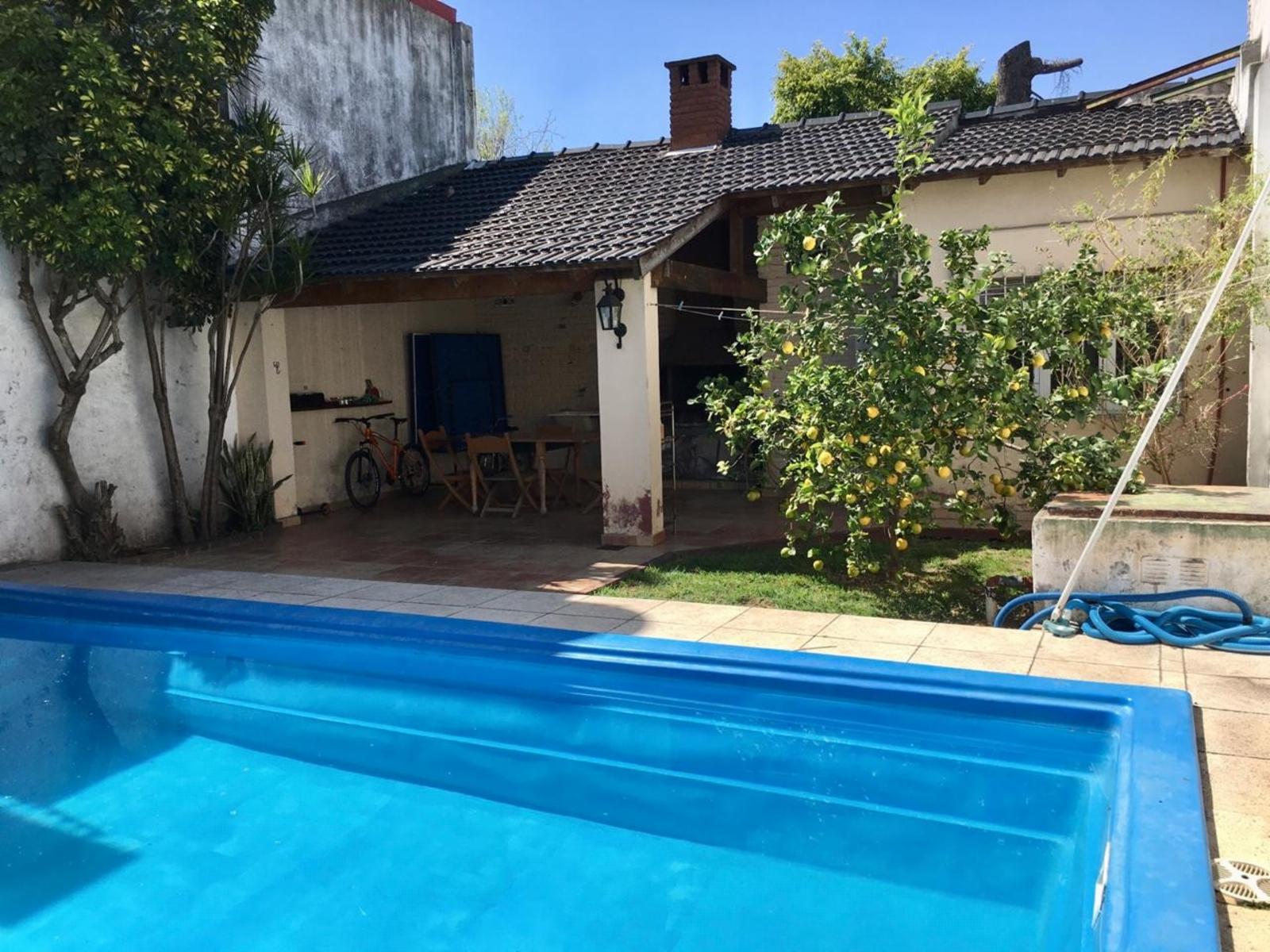 VENTA Chalet de 4 amb c/quincho y pileta Haedo Chico — foto 13