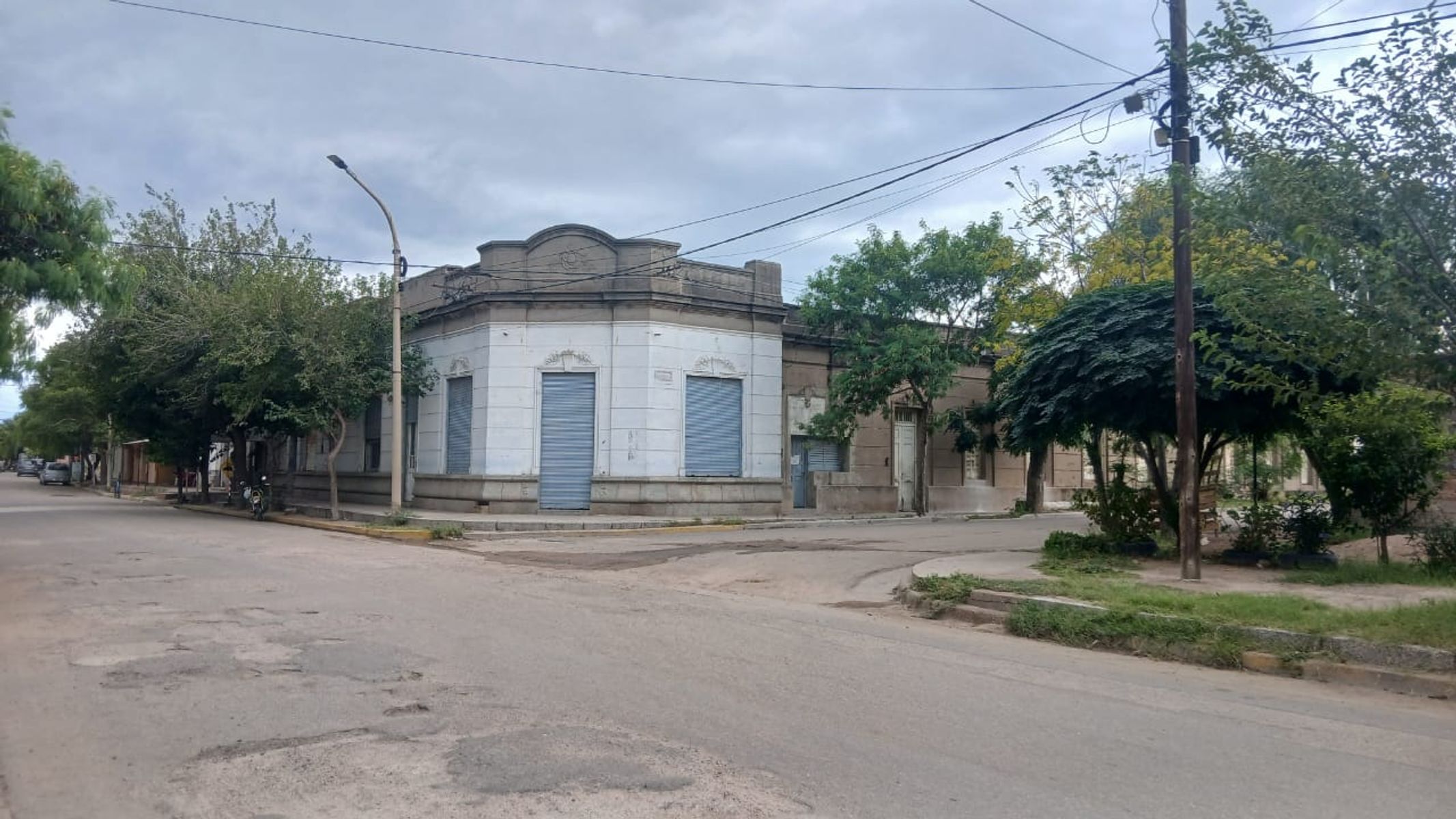 Excelente Propiedad Esquina Céntrica en Quilino El viejo Hotel está a la venta. - 1