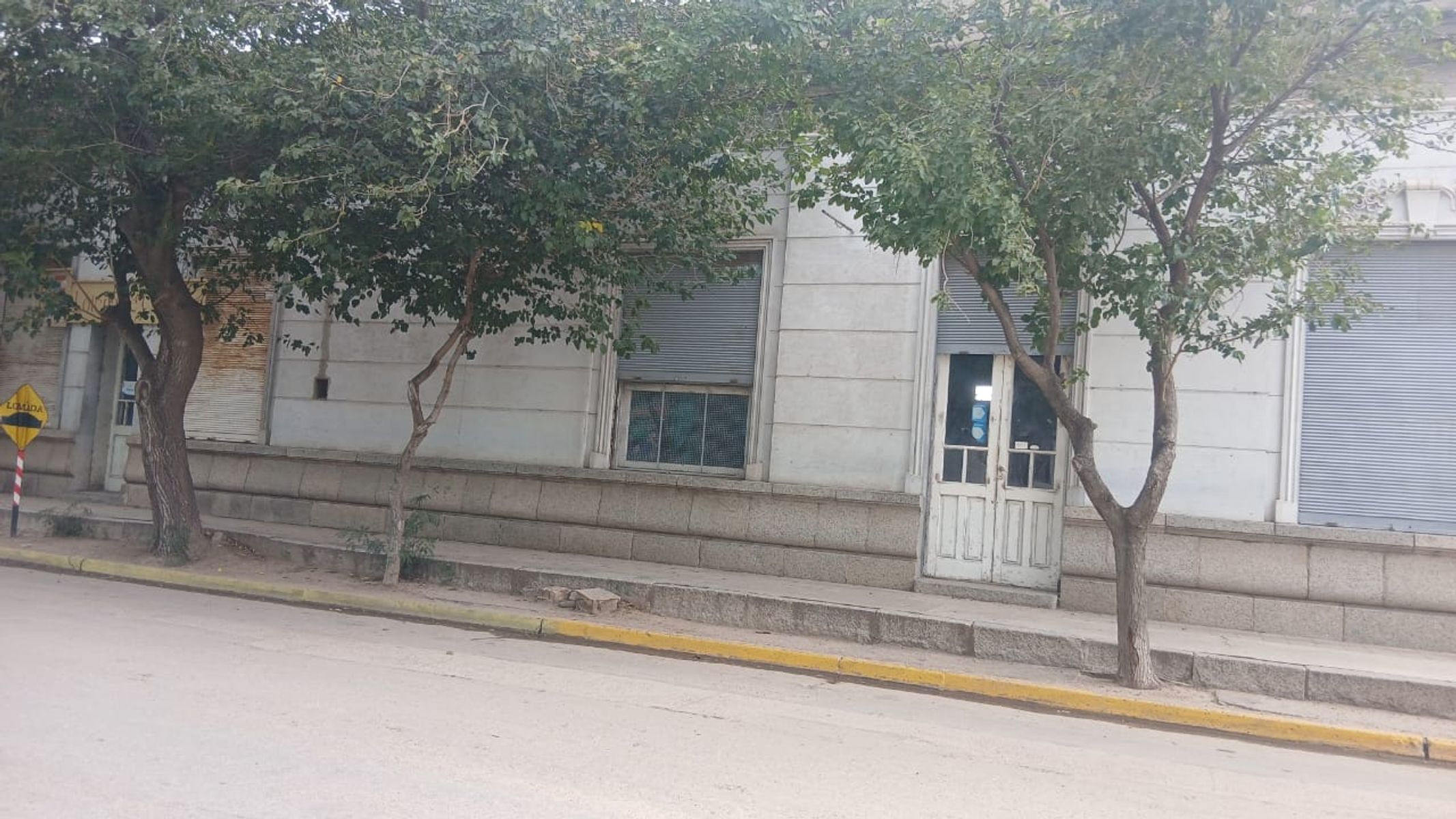 Excelente Propiedad Esquina Céntrica en Quilino El viejo Hotel está a la venta. - 2