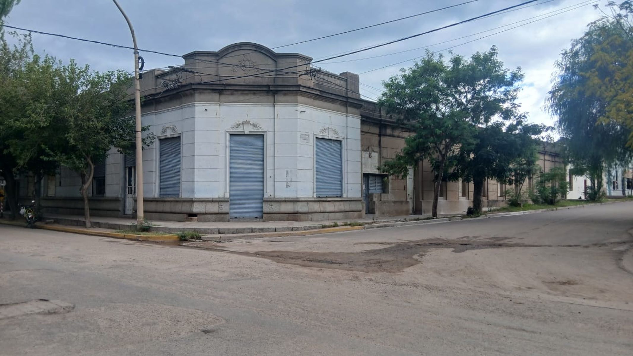 Excelente Propiedad Esquina Céntrica en Quilino El viejo Hotel está a la venta. - 3