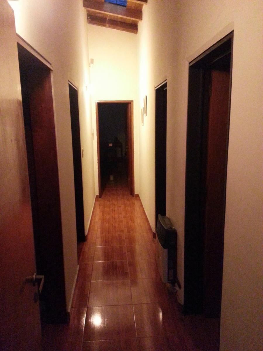 EXCELENTE CASA DE 4 DORMITORIOS PILETA QUINCHO Y PLAYROOM EN BARRIO LAS ROSAS — foto 4