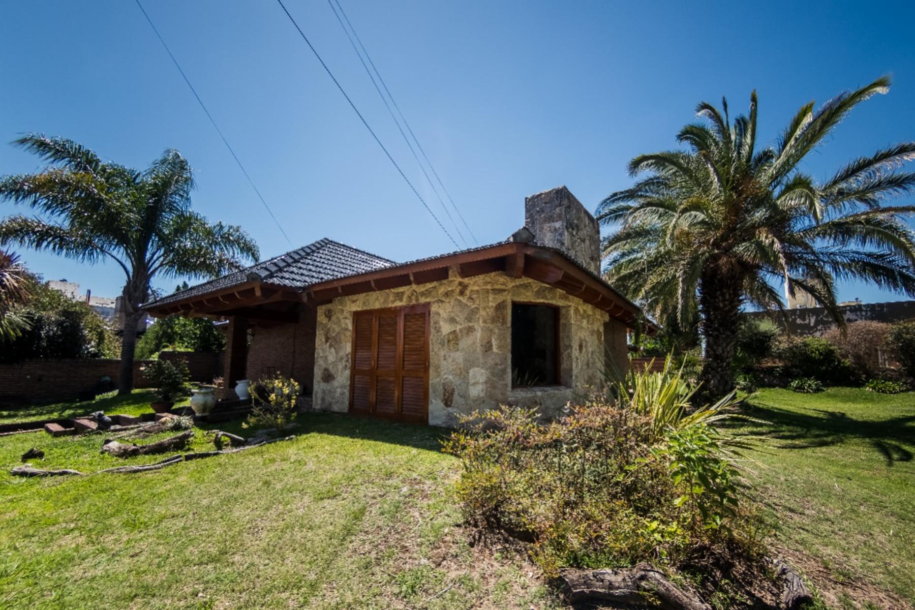 ESPECTACULAR CASA DE 4 DORM C/ PILETA EN EXCELENTE ZONA DE CARLOS PAZ — foto 2